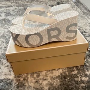 MICHAEL Michael Kors Benny Flip-Flop Wedge  3-3/4" wedge heel white size 9